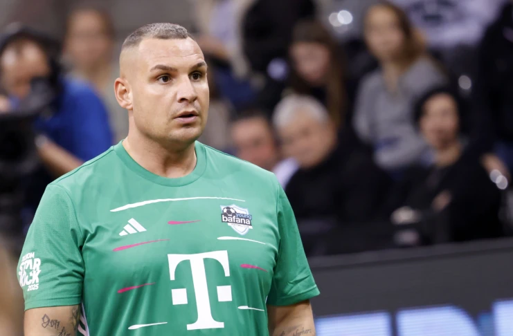 Sportevent, Indoor-Fußball, Spieler, grünes Trikot, Konzentration, Publikum, Stadion, Pietro Lombardi Im Vordergrund steht Pietro Lombardi auf einem Indoor-Sportfeld. Er trägt ein grünes Trikot mit weißen und pinken grafischen Elementen sowie einem großen weißen Telekom-Logo auf der Brust.