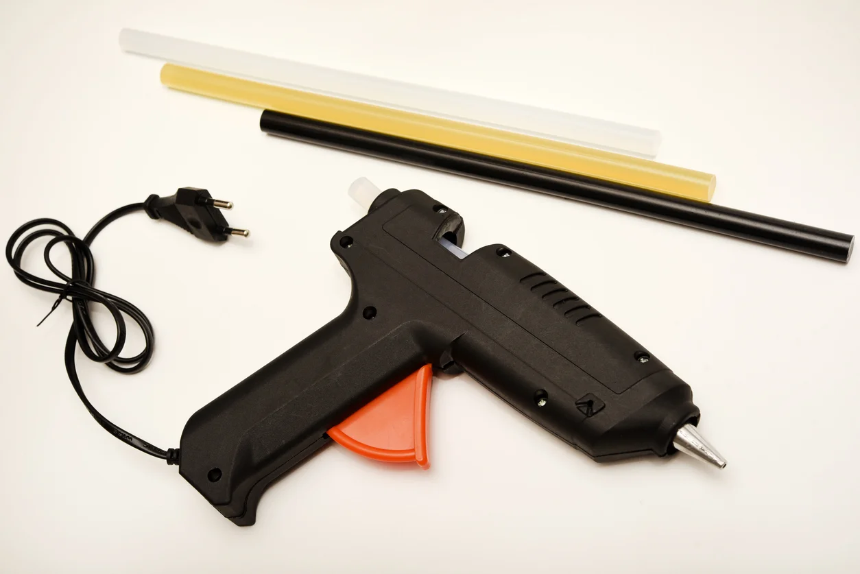 Masche-Kriminelle-brechen-mit-Hei-klebepistole-in-Wohnung-ein